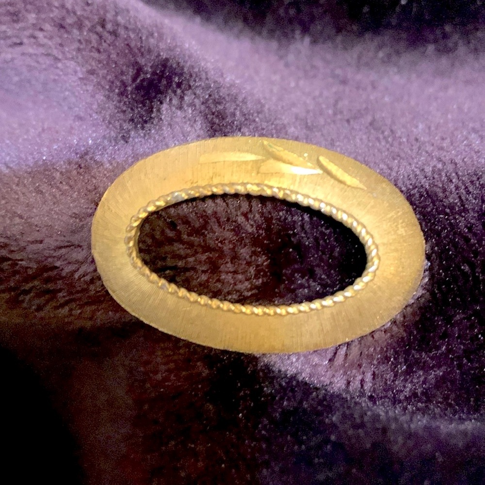 Vintage Signed Mamselle gold etched arrow design brooch, EUC